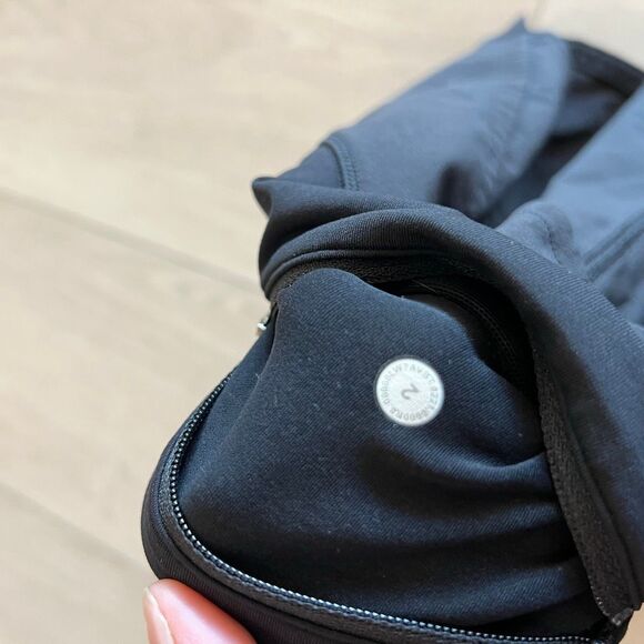 Lululemon women’s black shorts size 2 - Picture 7 of 8